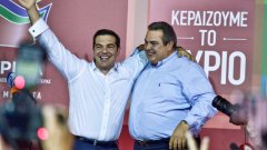 Бившият и бъдещ премиер на Гърция Алексис Ципрас се прегръща в изборната нощ с Панос Каменос - лидер на националитическата партия "Независими гърци", вероятни бъдещи коалиционни партньори на СИРИЗА