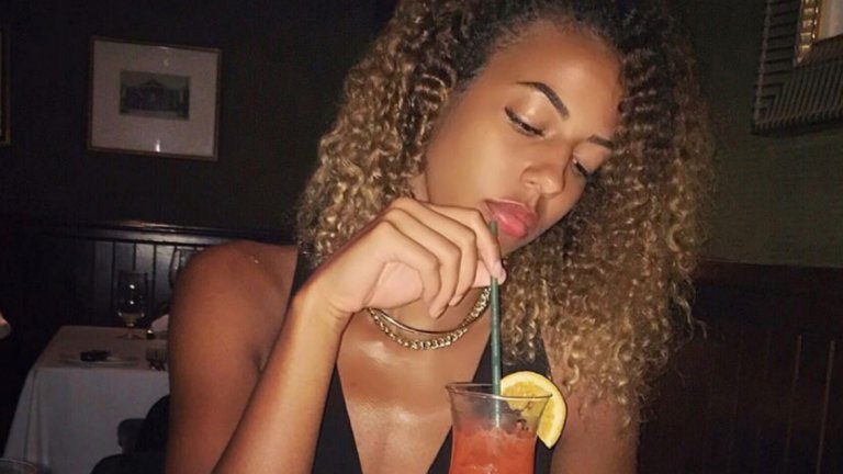 Националката по таекуондо, която утешава издънка на Тотнъм