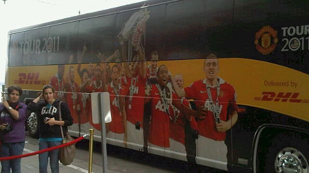 Така изглежда специално брандираният за американското турне автобус на Манчестър Юнайтед