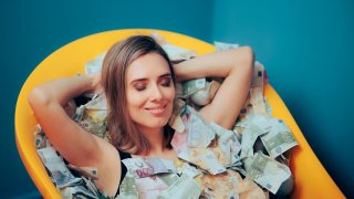 пари, вана с пари, жена с пари, богата жена