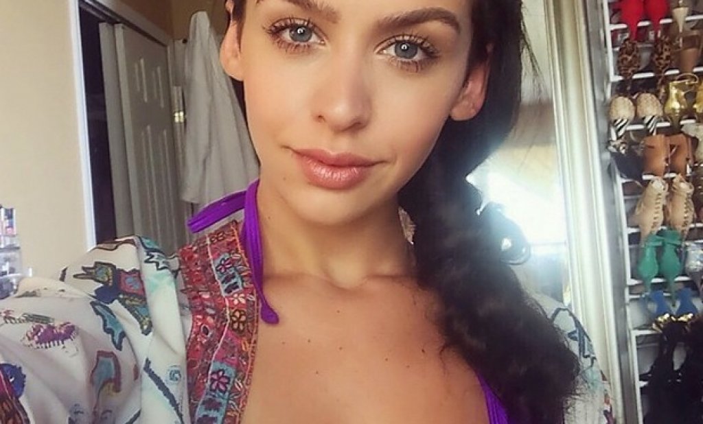 The Beauty Bybel (Карли Байбъл)
Смятана за най-красивата YouTube знаменитост. Нейните обучаващи видеа най-често показват начини на гримиране, но стилът й на обличане също се коментира много, а каналът й гони 4 млн. последователи. Непрекъснато търсена от млади момичета за съвети по гримиране, обличане, фитнес и начин на хранене.