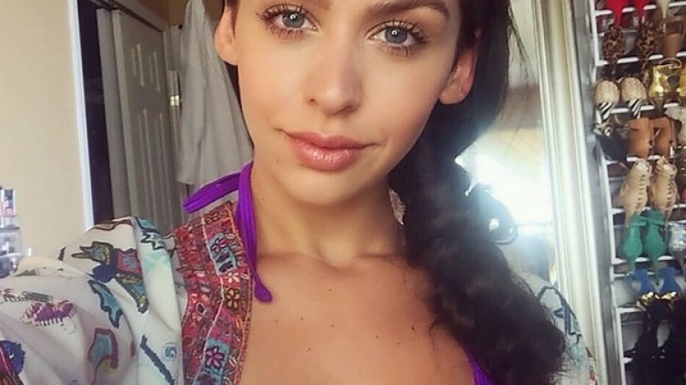 The Beauty Bybel (Карли Байбъл)
Смятана за най-красивата YouTube знаменитост. Нейните обучаващи видеа най-често показват начини на гримиране, но стилът й на обличане също се коментира много, а каналът й гони 4 млн. последователи. Непрекъснато търсена от млади момичета за съвети по гримиране, обличане, фитнес и начин на хранене.