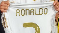Тези седем букви на тази бяла фланелка носят купища милиони на Реал
