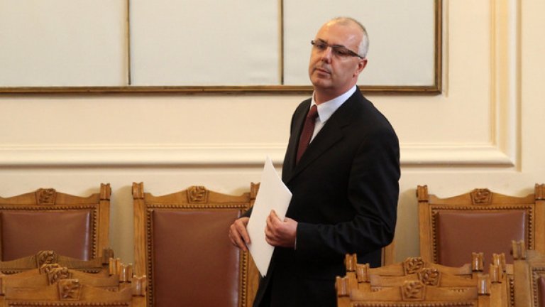 Може би все пак оставката на Вучков е импулсивна постъпка, не е част от задкулисие и не е свързана пряко с другите елементи от картинката