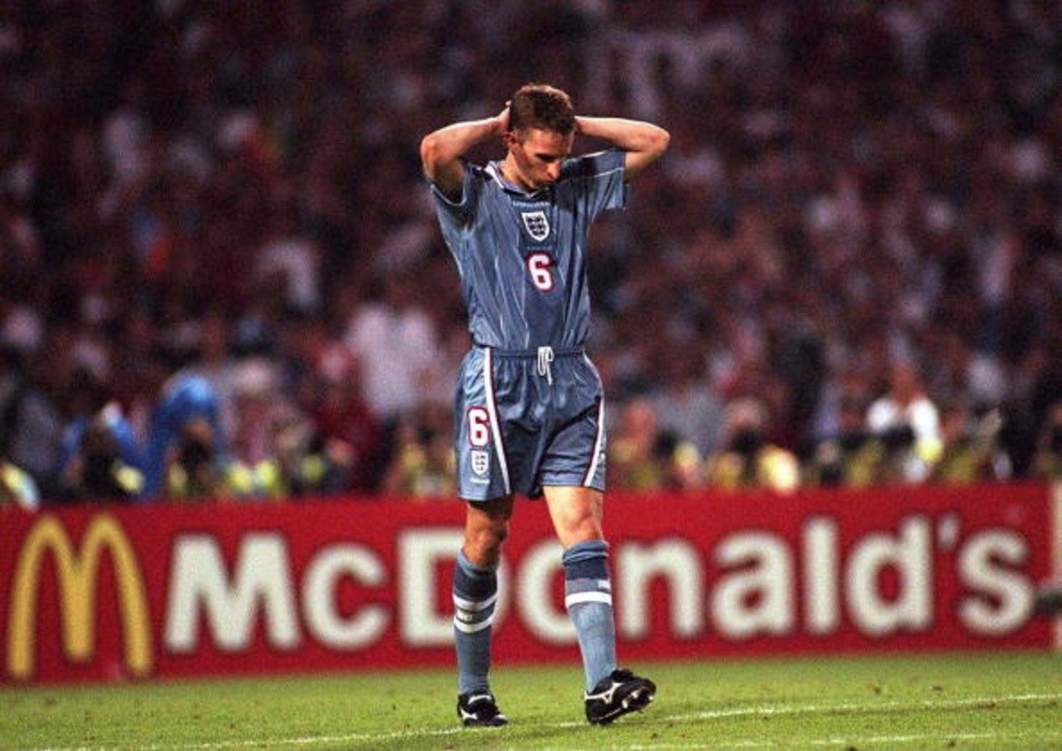Загуба с 5:6 (1:1 в редовното време) от Германия на полуфинал на Евро 1996. Гарет Саутгейт бе грешникът за Англия. 