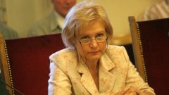 Менда Стоянова призова депутатите в Бюджетната комисия да гласуват в името на "справедливостта на данъчната система", но срещна единодушно неодобрение.