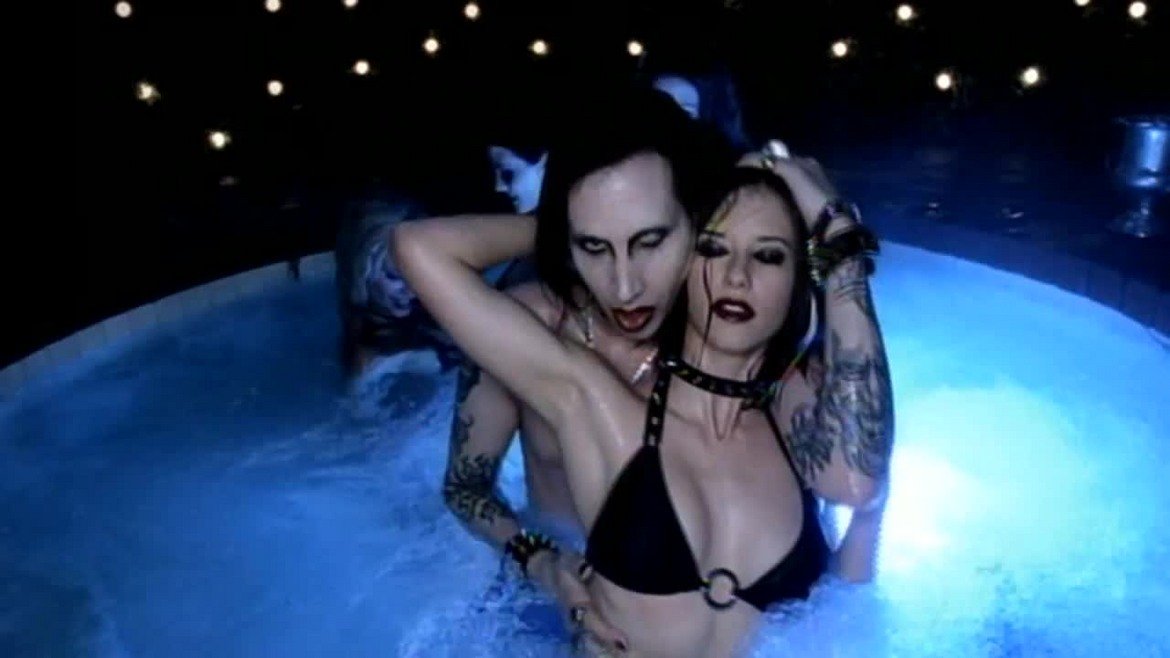 Marilyn Manson - Tainted Love
Можехме да сложим и оригинала на тази песен, но нямахме желанието. Мерилин Менсън просто дава нова, допълнителна чувственост на парчето, посветено на онази любов, която е просто токсична и не си заслужава да бъде запазена.