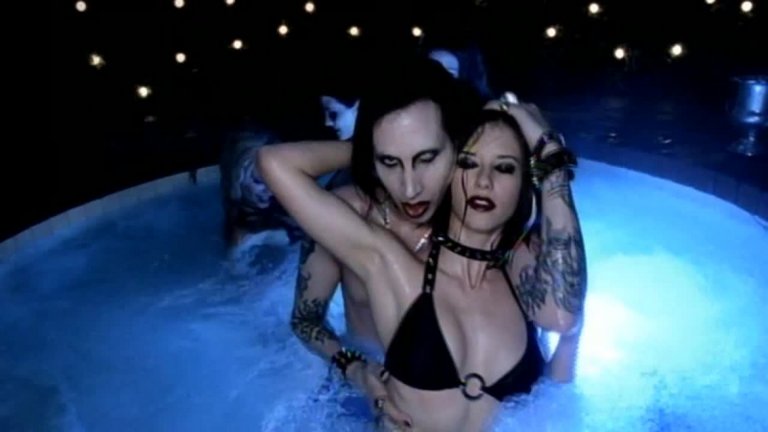 Marilyn Manson - Tainted Love (оригинал - Глория Джоунс)

Едва ли са мнозина тези, които са чували оригинала на Глория Джоунс от 1964 г. Не са много и феновете на Soft Sels, които първи правят свой кавър върху парчето. Версията на Marilyn Manson върху Tainted Love обаче е повече от запомняща се и може да те накара да клатиш глава в ритъм (или директно да си хедбенгваш), гледайки лошо. 