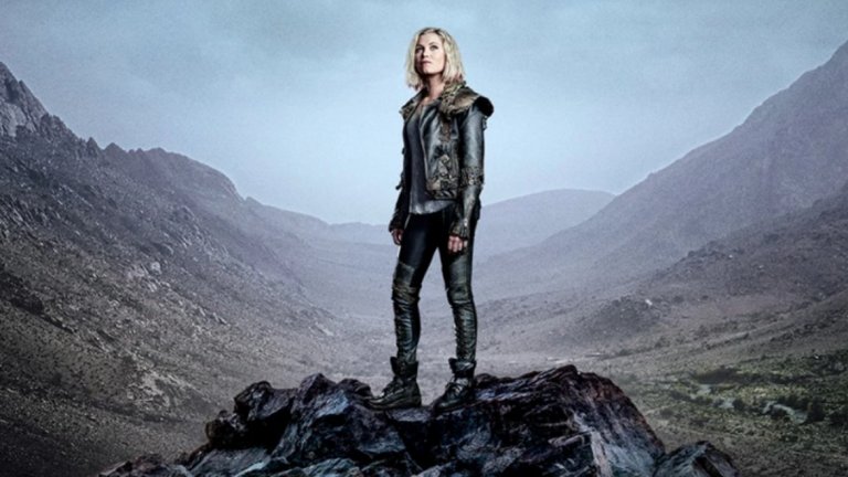 Стоте (The 100)
Още една научна фантастика, в която атомната мощ е причина за апокалипсис. Ядрена война е унищожила човечеството, но една група хора е оцеляла в космическа станция извън пределите на планетата Земя. Именно тази група изпраща сто младежи обратно на планетата, за да проверят дали съсипаната Земя предоставя условия за живот и дали е възможно да бъде отново населена с хора. Те обаче се сблъскват с изненадващо оцелели други хора, които се борят за власт или за кръв.