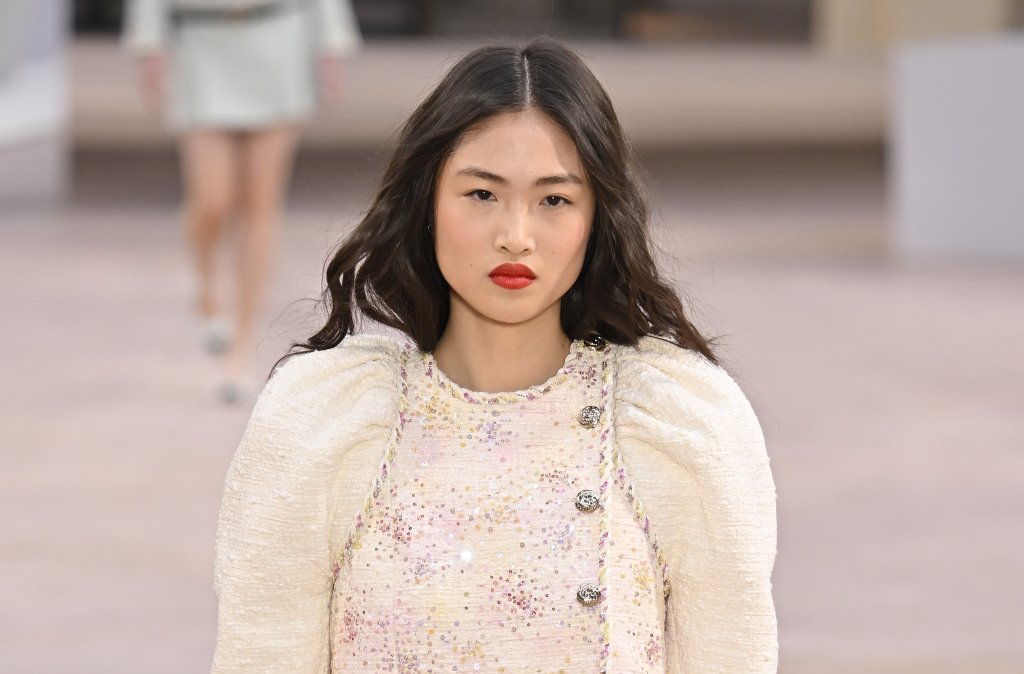 Букле и туид: Ретро, но не скучно
Тези материи напомнят за винтидж шика от старите филми, в които всяка жена изглеждаше изискано дори в дъжд и вятър. Но съчетани със съвременни дрехи като широки дънки или кожени панталони, буклето и туидът добиват нов живот. Изглеждат модерно, небрежно и леко бунтарски. Така класиката излиза на улицата, а резултатът е изтънченост с характер и леко намигване към миналото.