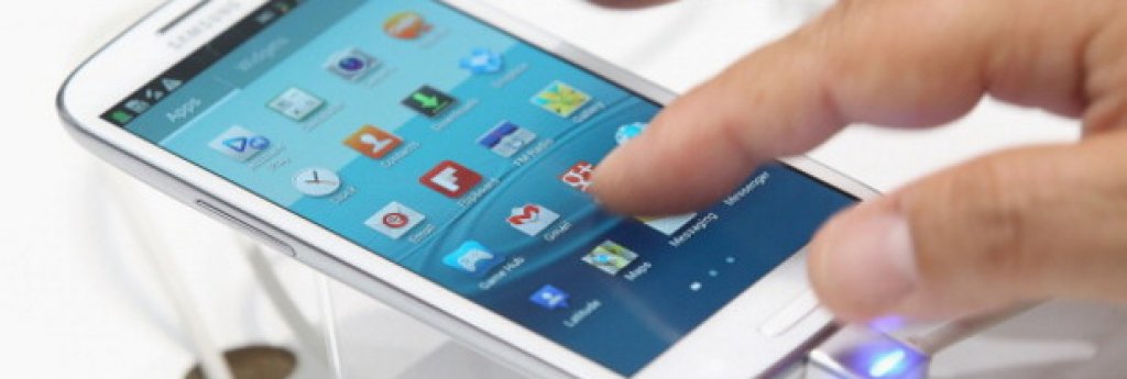 20. Samsung Galaxy S III
Най-добрите - отзад напред. Samsung Galaxy S III, който излезе през 2012 г. с Android 4.04, е един от 20-те най-продавани телефони на всички времена. По всеобщо мнение - Galaxy S III беше устройства, който откри пътя на Samsung към световната доминация на пазара на мобилните технологии. Досега са продадени 60 млн. бройки от този модел.