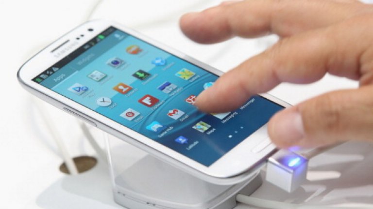 20. Samsung Galaxy S III
Най-добрите - отзад напред. Samsung Galaxy S III, който излезе през 2012 г. с Android 4.04, е един от 20-те най-продавани телефони на всички времена. По всеобщо мнение - Galaxy S III беше устройства, който откри пътя на Samsung към световната доминация на пазара на мобилните технологии. Досега са продадени 60 млн. бройки от този модел.