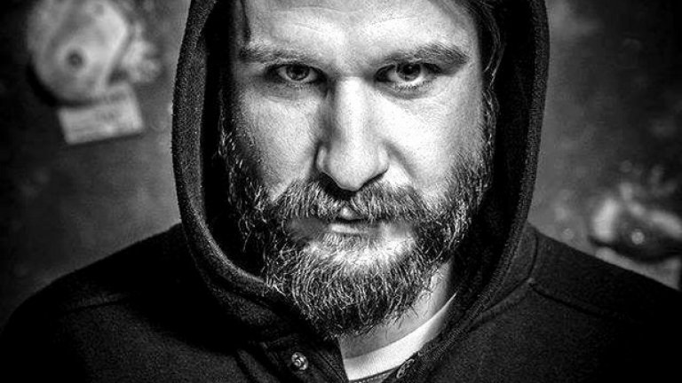 Това е Стоян Ненов. Той е разказвач на истории, катерач и блогър. Брадата твърди, че я е пуснал от мързел и скука. Питаме го с какво го промени тя, а той отговаря: "Прибави още нужди и аксесоари към и без това затормозения бит." За него тя няма никаква сантиментална стойност и при осъзнато желание за обръсване - КРАЙ!