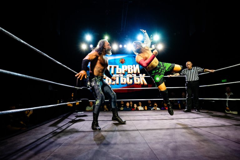 Дъмян Тангра (вдясно) срещу Джани Валета.