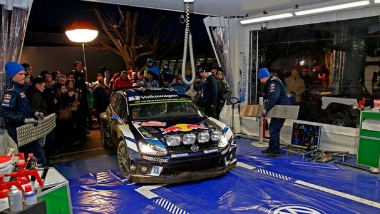 Световният шампион се прибира в сервизната зона след първите два етапа сноцщи