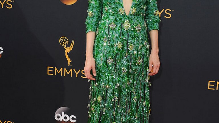 Носителката на наградата "Еми" за най-добра актриса в мини сериал или телевизионен филм тази година Сара Полсън блестеше в рокля на Prada.