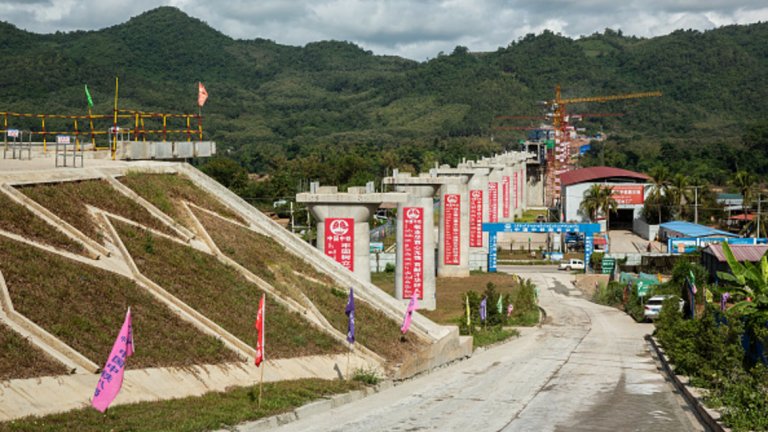 Малайзия вече прекрати два от най-големите китайски проекта - ЖП-линия за 20 млрд. долара и тръбопровод за доставки на природен газ за 2,3 млрд. долара - заради неспособността на държавата да ги изплати