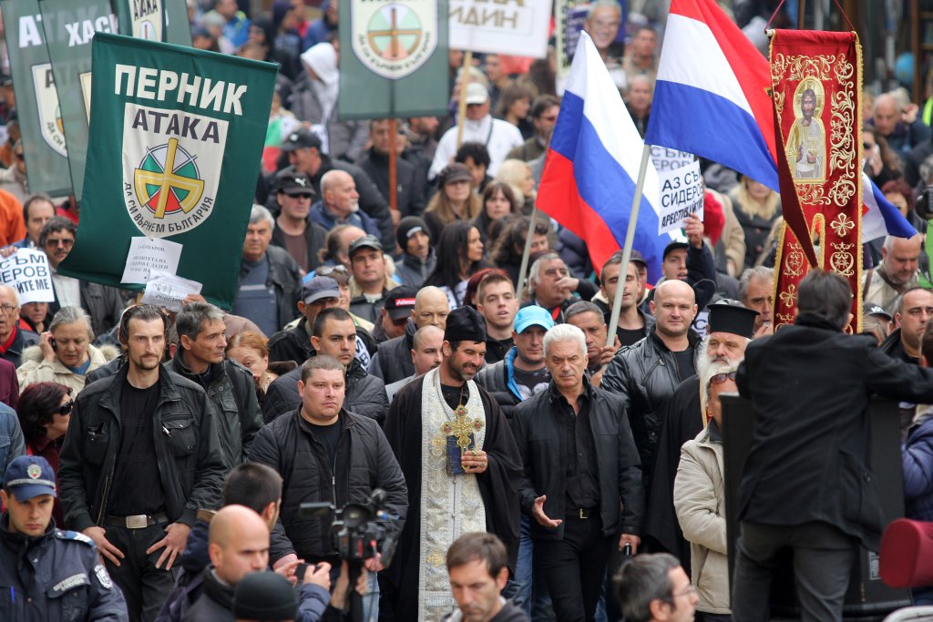 Протестиращите носят руски и български знамена