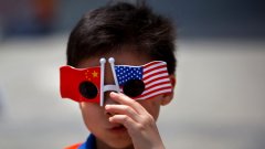 Везните ще са изравнени политически, но Китай ще бъде най-голямата икономика в света, а САЩ бавно, но сигурно ще губи прочутата си титла на световен жандарм