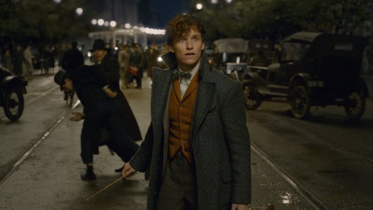 Fantastic Beasts: The Crimes of Grindelwald / "Фантастични животни: Престъпленията на Гринделвалд" - 16 ноември
Уингардиум левиоса, бихме възкликнали! Новият филм от фантастичния свят на магьосници и вълшебници ще се появи по кината на 16 ноември. Второто заглавие от поредицата за магът зоолог Нют Скамандър ни праща директно след събитията от първия филм. Злият маг Гелърт Гринделвалд бяга от затвора, а неговият предишен най-добър приятел Албус Дъмбълдор не може да предприеме нищо срещу него. Затова изпраща Нют на мисия, която да спре плановете на Гриндевалд. Във филма ще се срещнем с далеч по-успешния брат на Нют, с бившата му любима, както и с няколко любими герои от първата част.