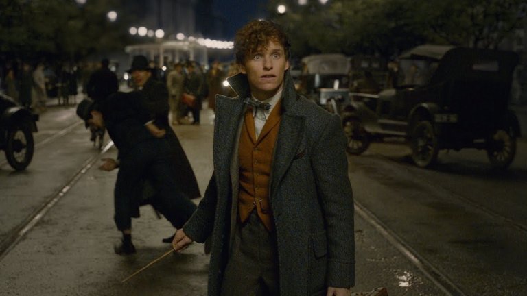 Fantastic Beasts: The Crimes of Grindelwald / "Фантастични животни: Престъпленията на Гринделвалд" - 16 ноември
Уингардиум левиоса, бихме възкликнали! Новият филм от фантастичния свят на магьосници и вълшебници ще се появи по кината на 16 ноември. Второто заглавие от поредицата за магът зоолог Нют Скамандър ни праща директно след събитията от първия филм. Злият маг Гелърт Гринделвалд бяга от затвора, а неговият предишен най-добър приятел Албус Дъмбълдор не може да предприеме нищо срещу него. Затова изпраща Нют на мисия, която да спре плановете на Гриндевалд. Във филма ще се срещнем с далеч по-успешния брат на Нют, с бившата му любима, както и с няколко любими герои от първата част. 