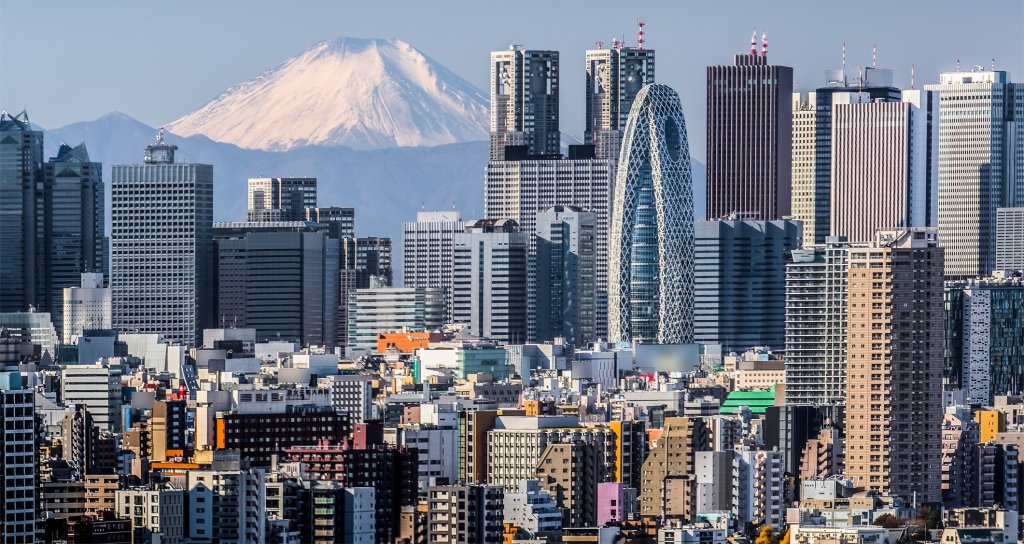 Токио
Япония е добре известна с високите си разходи за живот. Това важи особено много за столицата Токио. Като оживен мегаполис, който неизменно се класира сред най-скъпите градове в света, повечето жители там харчат най-много за наеми и след това за транспорт. 

Но да бъдеш в Токио означава да изживееш един от най-динамичните и живи градове в света. С над 10 милиона жители, той е известен със своята богата култура, невероятна гастрономия, ефективен транспорт и приятелски настроени хора.