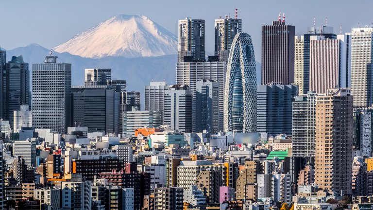 Токио
Япония е добре известна с високите си разходи за живот. Това важи особено много за столицата Токио. Като оживен мегаполис, който неизменно се класира сред най-скъпите градове в света, повечето жители там харчат най-много за наеми и след това за транспорт. 

Но да бъдеш в Токио означава да изживееш един от най-динамичните и живи градове в света. С над 10 милиона жители, той е известен със своята богата култура, невероятна гастрономия, ефективен транспорт и приятелски настроени хора.