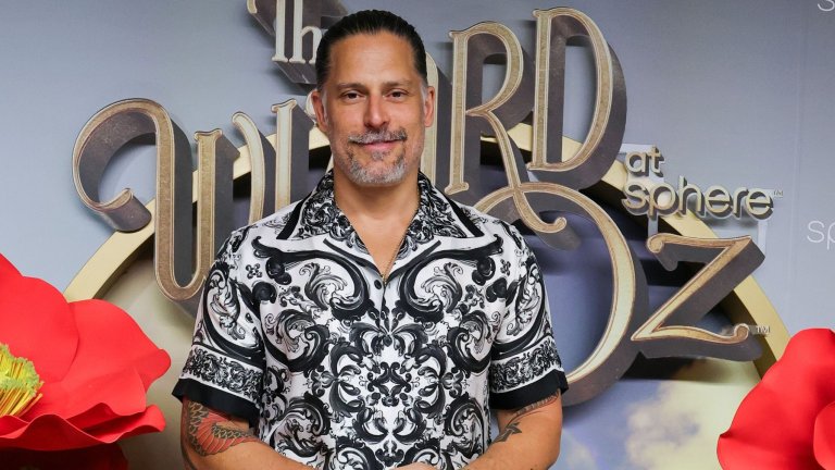 Джо Манганиело
Още един секссимвол ще вдигне наздравица за 50-годишнината си през 2026 г. Джо Манганиело влиза в този клуб на 28 декември. И въпреки възрастта, за публиката той завинаги ще остане страстният танцьор от „Професия: Стриптизьор“.