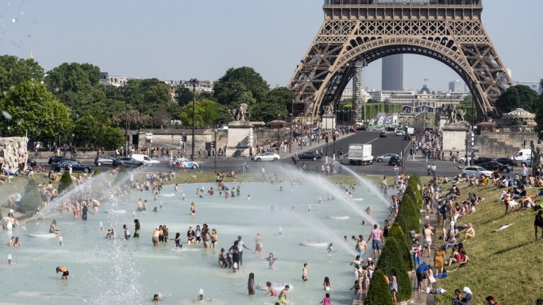 Париж превърна фонтаните на площад Трокадеро в басейн заради горещините
