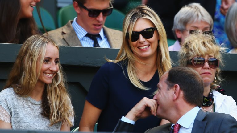 Мария Шарапова в бокса на Григор Димитров до майка му (вдясно) по време на Уимбълдън 2014