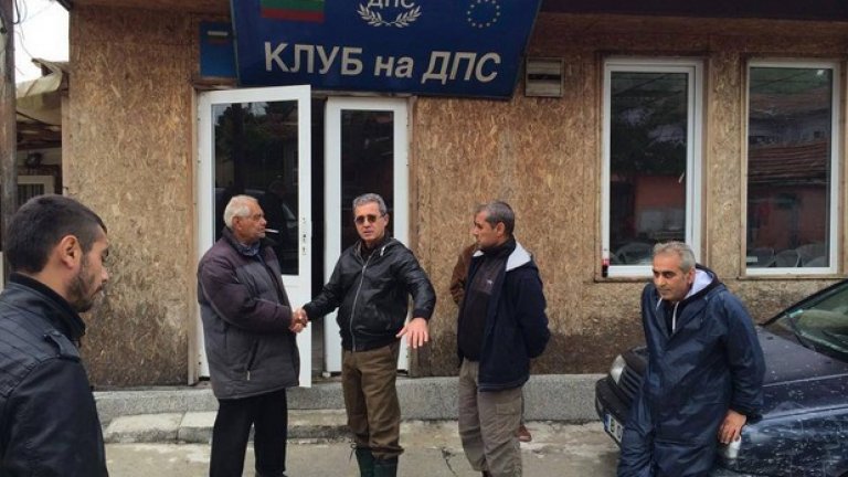 Всичко е суета, но Йордан Цонев знае кога да смени депутатския костюм с гумени ботуши.
