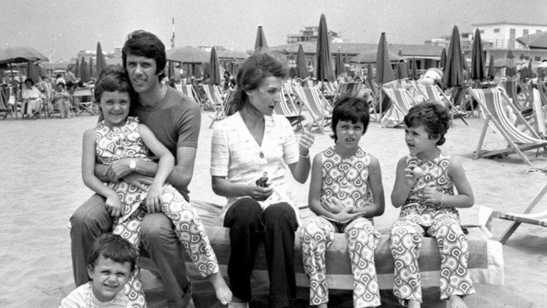 Семейство Малдини на плажа през 1971 г. Можете ли да разпознаете Паоло?