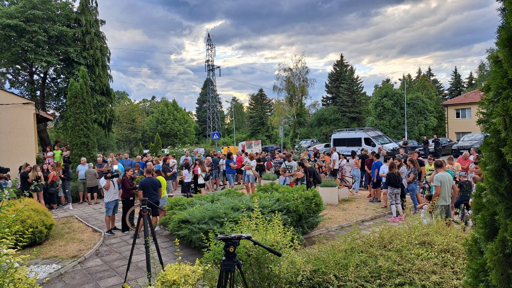 Нов протест в Лозен след двете убийства: "Трябва ли да се примиряваме с убийства на деца?"