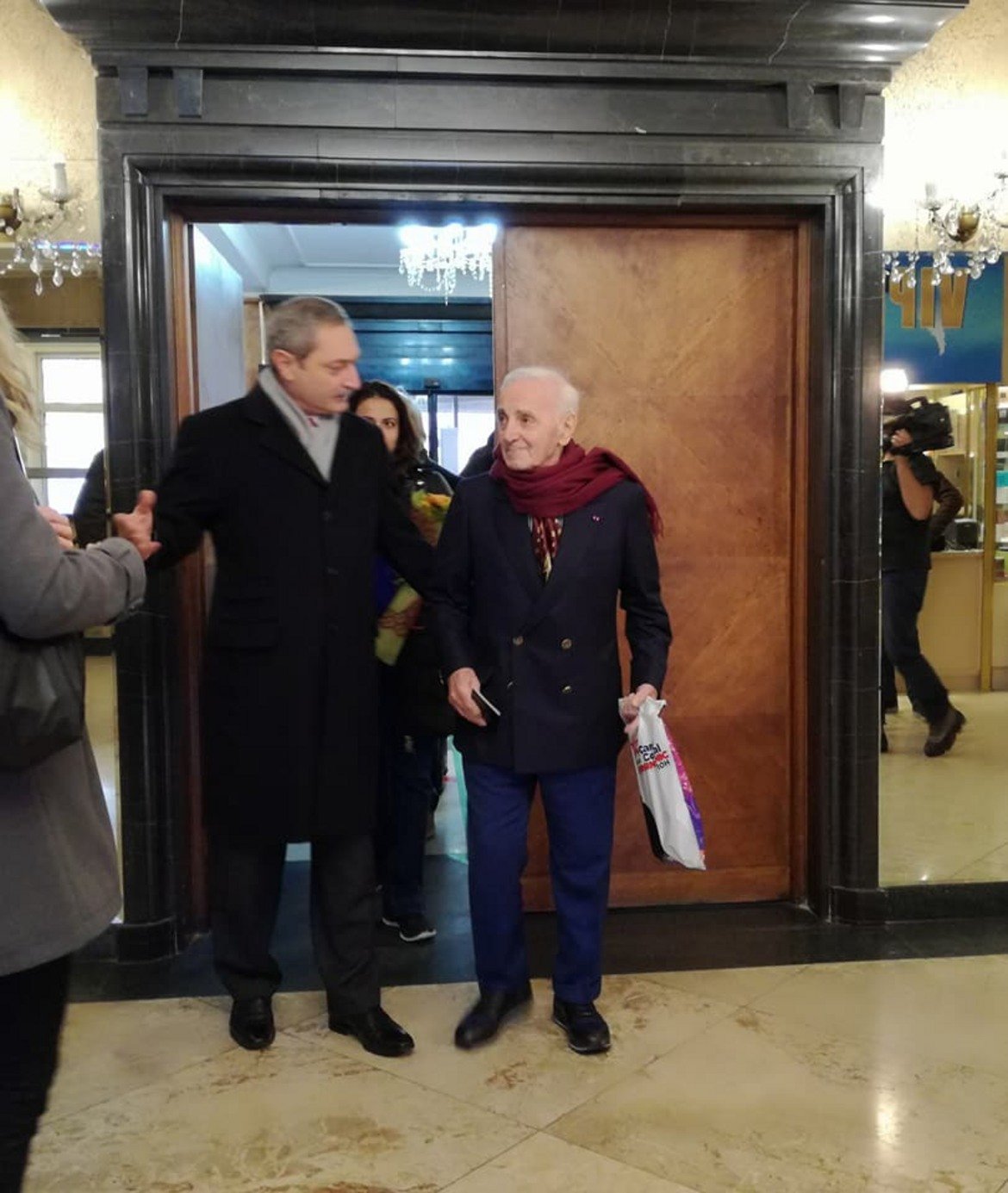 Шарл Азнавур пристигна в София за концерта си на 30 ноември