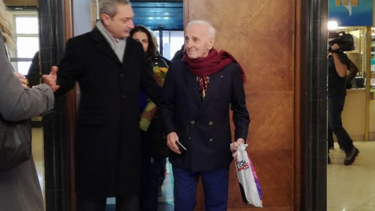 Шарл Азнавур пристигна в София за концерта си на 30 ноември