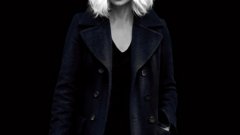 "Атомна блондинка" (Atomic Blonde, 2017 г.)
Динамичният шпионски трилър с Шарлиз Терон "Атомна блондинка" е сред горещо препоръчваните за модните разбирачи. Във филма става дума за агент под прикритие (Терон), изпратен в Берлин по време на Студената война, да разследва убийството на свой сътрудник и да възстанови липсващ списък с двойни агенти.

Дизайнерът на костюми зад отличителния стил от 80-те - Синди Еванс, разкрива, че агентът на MИ6 носи винтидж панталони Dior, тренч от Burberry, винилови палта на Джон Галиано, ботуши на Stuart Weitzman и костюм на Margiela.