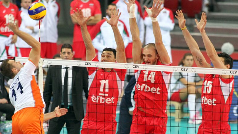 Класическа постройка на тройна блокада - вляво е диагоналът (Владо Николов), в средата е центърът (Теодор Тодоров), вдясно е посрещачът (Тодор Алексиев). Съответните зони са две, три и четири