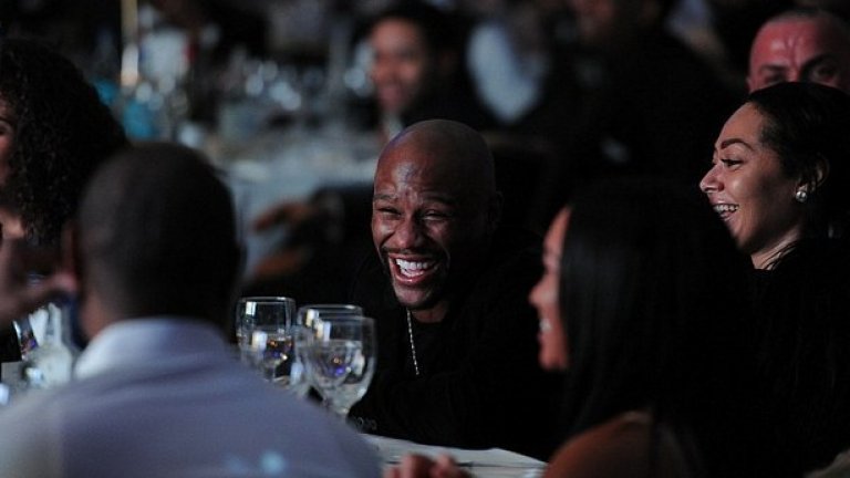 След това демонстрира отлично настроение на вечерята