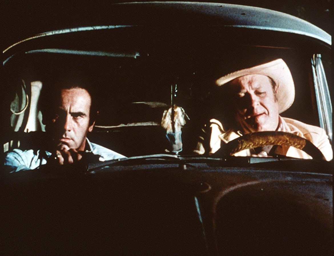  Blood Simple 

През 1984-а година братята Коен издълбават имената си дълбоко в релефната карта на американското кино с един от най-зрелите и качествени режисьорски дебюти – "Blood Simple". Филмът е расов представител на неоноар жанра и маркира много от темите и елементите, които ще информират цялата бъдеща кариера на двамата млади майстори. Франсис Макдорманд и Емет Уолш правят великолепни роли, които трябва да служат като учебникарски примери за превъзходна актьорска игра.

Коен играят садистична игра едновременно с персонажите си и с публиката. Виртуозно манипулират детайли и късове информация, за да стигнат до наситената с насилите, съспенс, черен хумор и сюрреализъм кулминация. Малко кино дебюти могат да се сравнят с този.