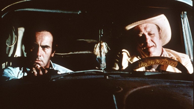 Blood Simple 
През 1984-а година братята Коен издълбават имената си дълбоко в релефната карта на американското кино с един от най-зрелите и качествени режисьорски дебюти – "Blood Simple". Филмът е расов представител на неоноар жанра и маркира много от темите и елементите, които ще информират цялата бъдеща кариера на двамата млади майстори. Франсис Макдорманд и Емет Уолш правят великолепни роли, които трябва да служат като учебникарски примери за превъзходна актьорска игра.
Коен играят садистична игра едновременно с персонажите си и с публиката. Виртуозно манипулират детайли и късове информация, за да стигнат до наситената с насилите, съспенс, черен хумор и сюрреализъм кулминация. Малко кино дебюти могат да се сравнят с този.