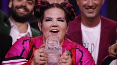 Миналогодишният победител на Евровизия Салвадор Собрал  нарече песента й "ужасна музика", но публиката я хареса