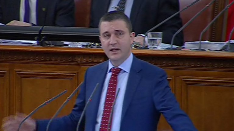 В края на 45-минутната си реч пред парламента Владислав Горанов намекна, че ако правителството не получи инструменти за предстоящите плащания, ще подаде оставка. 