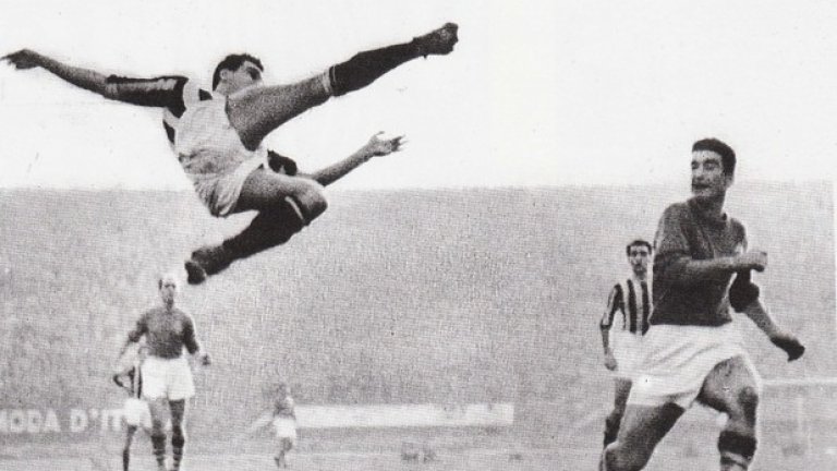 1939 г., Ювентус - ФиорентинаСамо на 18 години в онзи ден, Карло Парола едва ли е предполагал, че оставя завещание, което никога няма да умре.
Нападателят на Ювентус бележи победно срещу Фиорентина с удар, който още на стадиона е наречен rovesciata (от италиански - велосипед, колело). Парола е и колоездач, освен футболист - разбира се, аматьор и в двата спорта, както всички в онези дни.
Днес такива удари се наричат "задна ножица", но "колелото" на Парола е в основата.