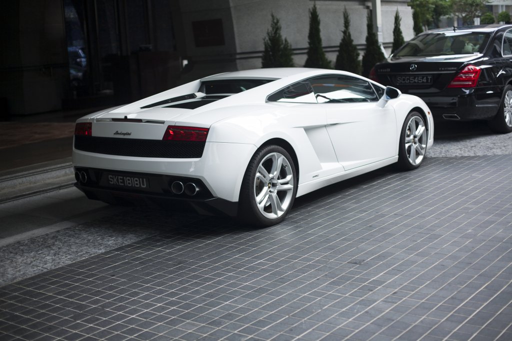 Lamborghini Diablo
Всички мъки на този свят могат да бъдат удавени в тази кола. Diablo е ултимативният дявол: той е първата кола на марката, която стига заветните 200км/ ч. Дяволът нежно заема мястото на своя предшественик Countach със своя деветдесетарски стил, роден от гения на Марчело Гандини. Суперавтомобилът развива 492 конски сили.