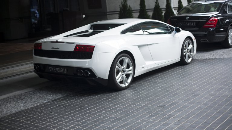 Lamborghini Diablo
Всички мъки на този свят могат да бъдат удавени в тази кола. Diablo е ултимативният дявол: той е първата кола на марката, която стига заветните 200км/ ч. Дяволът нежно заема мястото на своя предшественик Countach със своя деветдесетарски стил, роден от гения на Марчело Гандини. Суперавтомобилът развива 492 конски сили.
