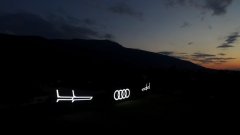 На 8 юни над София изгря яркото LED съзвездие на Audi SQ7, под формата на инсталация, представляваща гигантските предни фарове на най-мощния дизелов SUV на компанията.