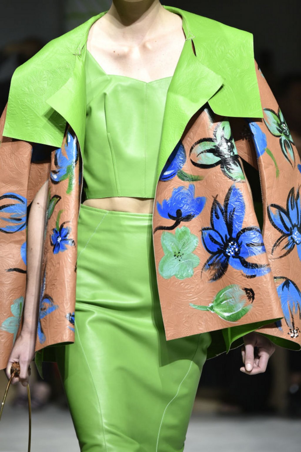 Кожата беше забелязана на пролетните модни подиуми от Ню Йорк до Париж под всякаква форма - от цветни якета до поли и панталони. 
На снимката: модел на Marni