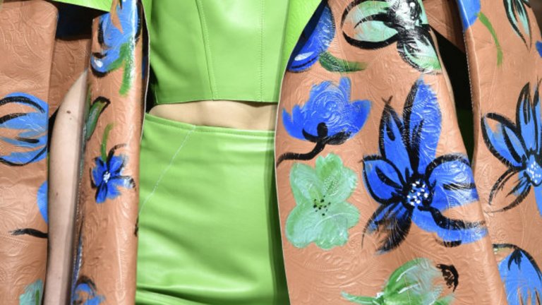 Кожата беше забелязана на пролетните модни подиуми от Ню Йорк до Париж под всякаква форма - от цветни якета до поли и панталони. 
На снимката: модел на Marni