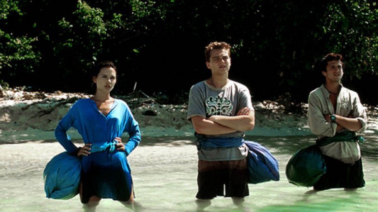 The Beach (2000)
Младият американец Ричард (Леонардо ДиКаприо) тръгва на пътешествие с раница на гърба. В Тайланд той се запознава с двама французи. Тримата достигат до тайнствен остров и най-прекрасния плаж на света. Красивият остров крие мрачни тайни и опасности. Ричард и приятелите му осъзнават, че рисковете, изненадите и неочакваните обрати са много повече от приятните мигове.