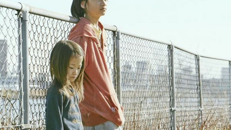 4. Shoplifters (Manbiki kazoku)
В семейната драма се разказва за японски клан от дребни престъпници, които разчитат на кражби от магазини, за да оцелеят. "Това, което е в магазина, все още не принадлежи на никого" е начинът, по който лидерът на клана оправдава престъпленията. Тази логика се прехвърля и върху изоставено малко момиче, което той открива по пътя към дома си една вечер. Мъжът осиновява гладното дете (някои биха казали, че го отвлича), а чрез неговата история режисьорът дава своя чувствен поглед към значението на семейството.